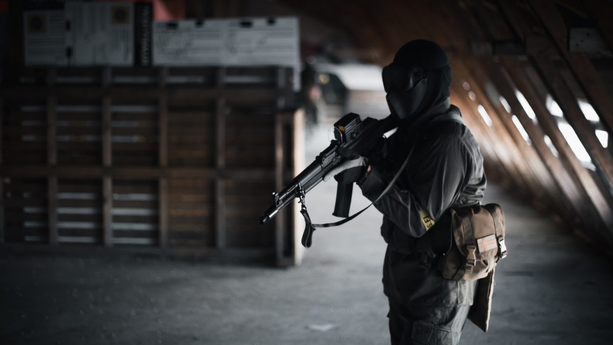 Airsoft-pelaajia metsässä