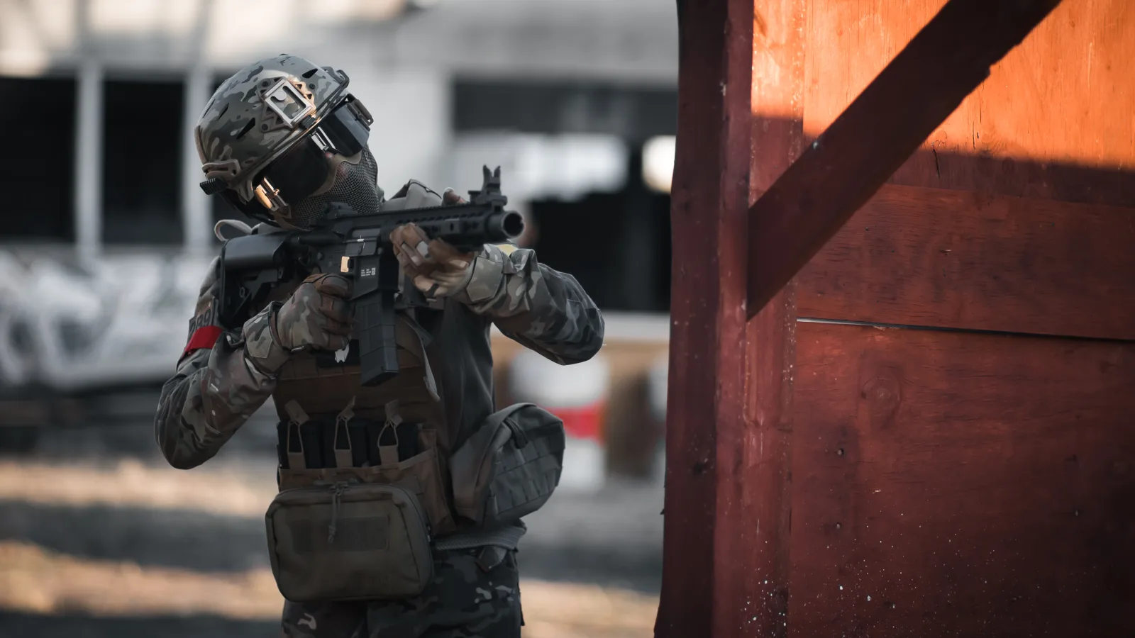 Taktinen pelaaja täydessä varustuksessa