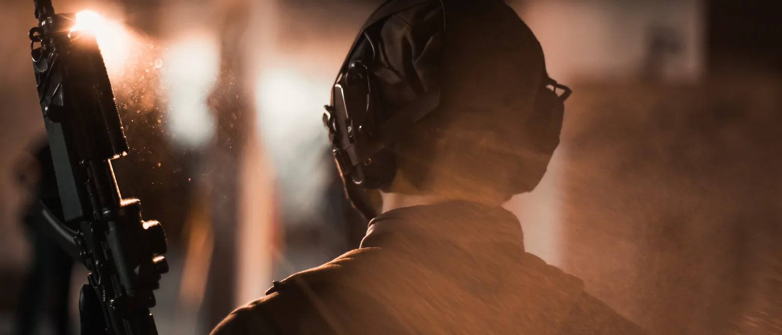 Pelaaja vastavalossa savun keskellä