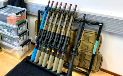 Vuokrareplikat telineessä