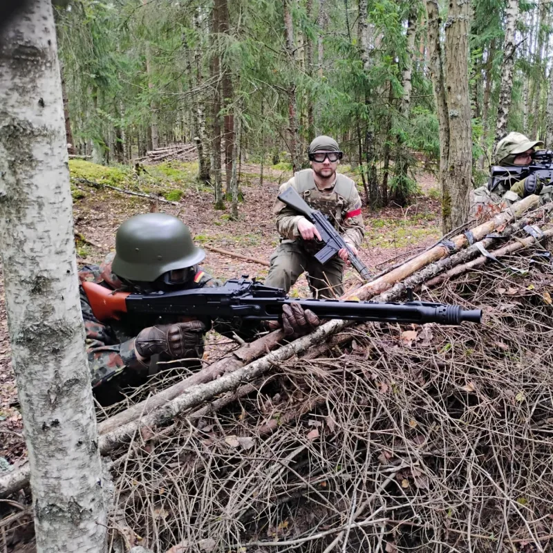 Metsäpeli – pelaajat puolustusasemissa