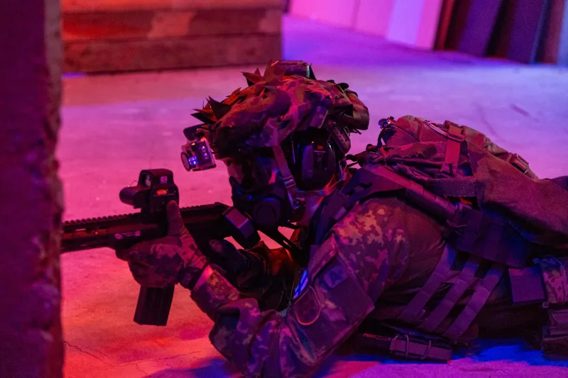 Taktinen peli neonvaloissa